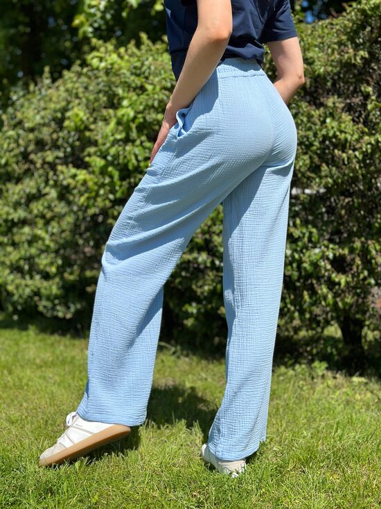 Gaiši zilas, taisnas un garas muslina bikses "Mellene"